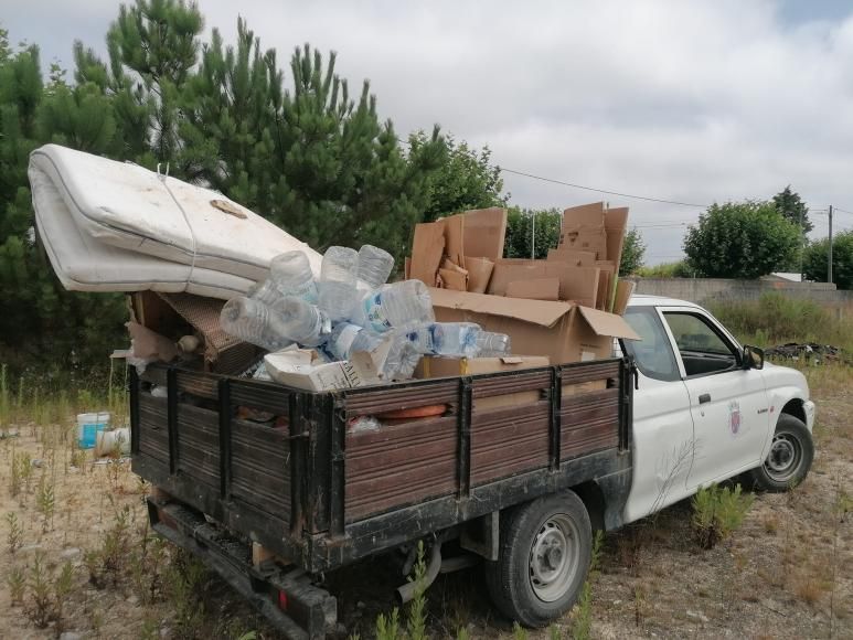 Recolha de res&iacute;duos urbanos  junto dos caixotes e dos ecopontos da Freguesia