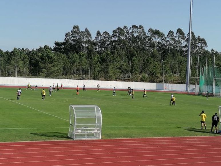 A bola j&aacute; rola no Complexo Desportivo de Febres