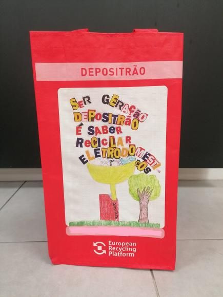 A Junta de Freguesia de Febres est&aacute; a fazer a recolha de v&aacute;rios materiais para reciclagem