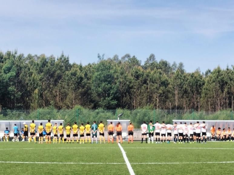A decorrer no Complexo Desportivo de Febres o jogo no escal&atilde;o Sub 15 entre o Febres Sport Club e a Associa&ccedil;ao Desportiva Cultural Recreativa de Pereira