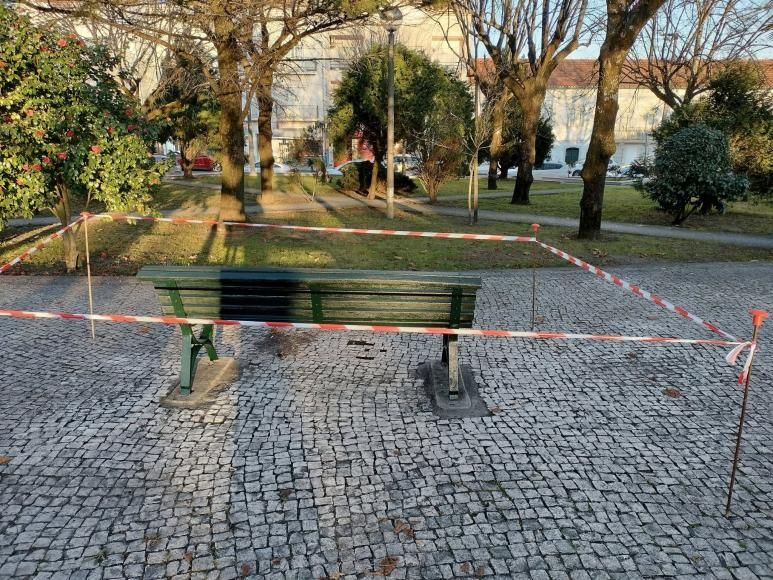 Requalifica&ccedil;&atilde;o, limpeza e pintura dos bancos de madeira da Freguesia de Febres